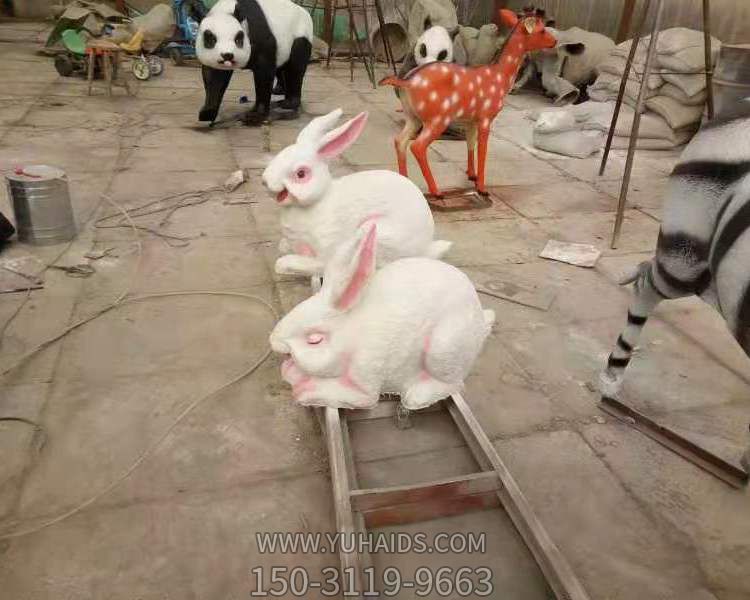 儿童游乐园摆放玻璃钢卡通仿真兔子雕塑