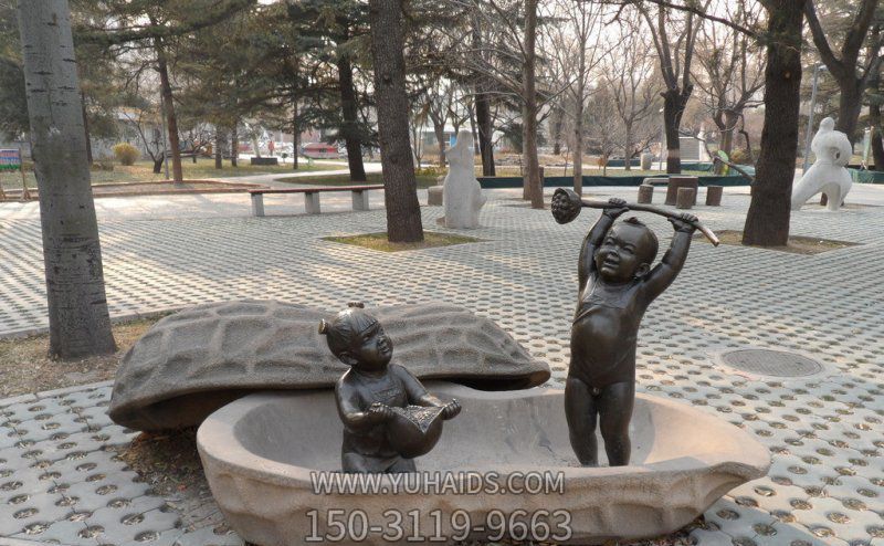景区创意铜雕坐着花生壳里的儿童雕塑