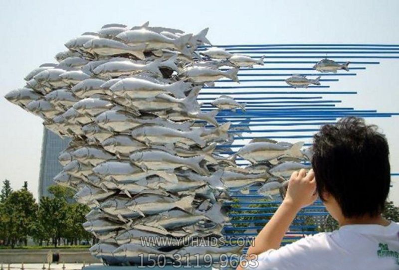 大型广场摆放的一群玻璃钢创意鲤鱼雕塑