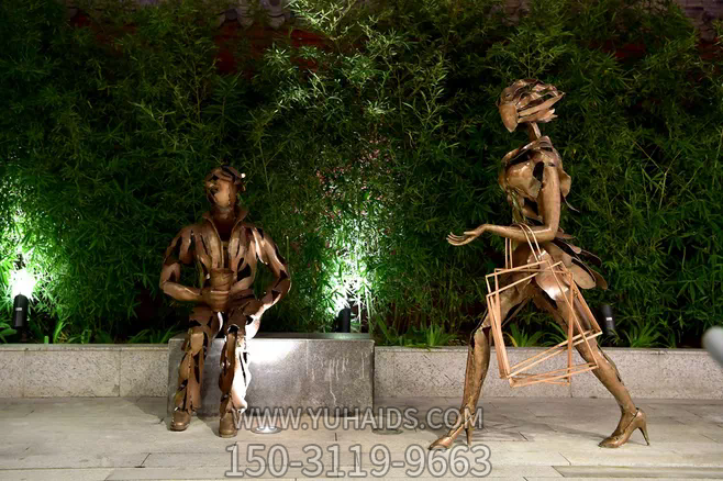 公园街边不锈钢仿铜夜晚活动的人物景观雕塑