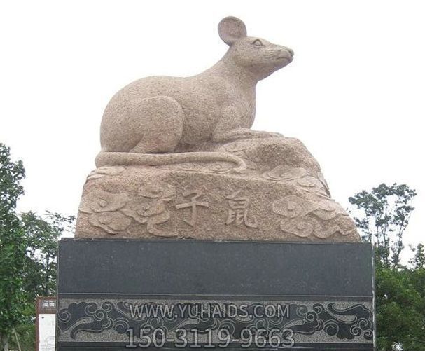 公园大理石卧着的老鼠雕塑