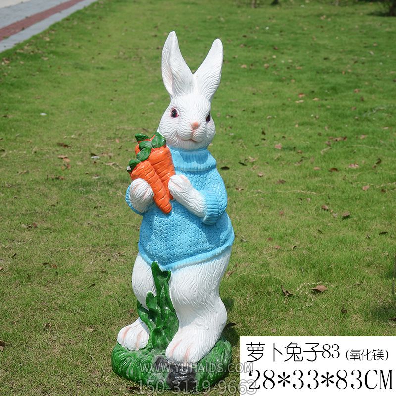 公园一只拿萝卜的树脂兔子雕塑