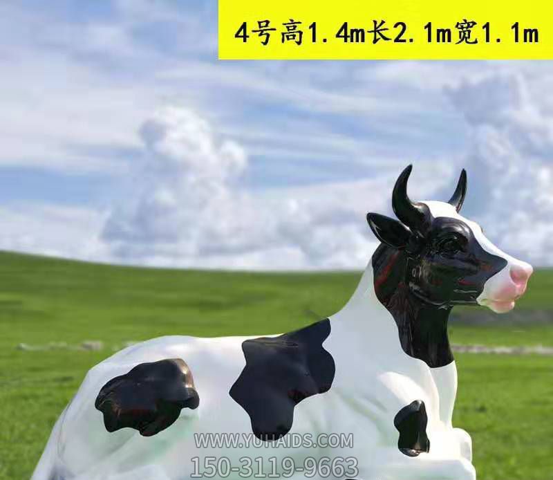 草坪摆放一只趴着的玻璃钢牛雕塑