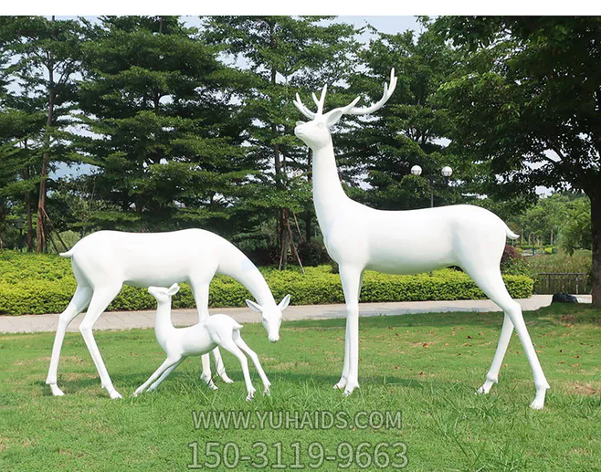 公园草坪创意玻璃钢一家三口白色梅花鹿雕塑