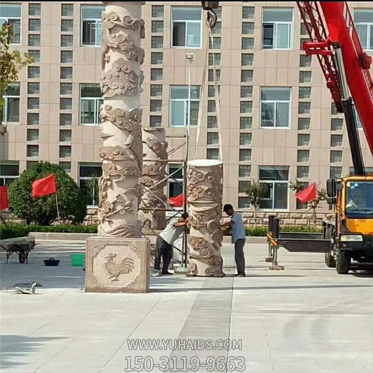 学院广场摆放精雕部落生肖石柱雕塑