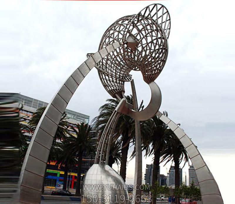 广场摆放的不锈钢镂空海螺雕塑