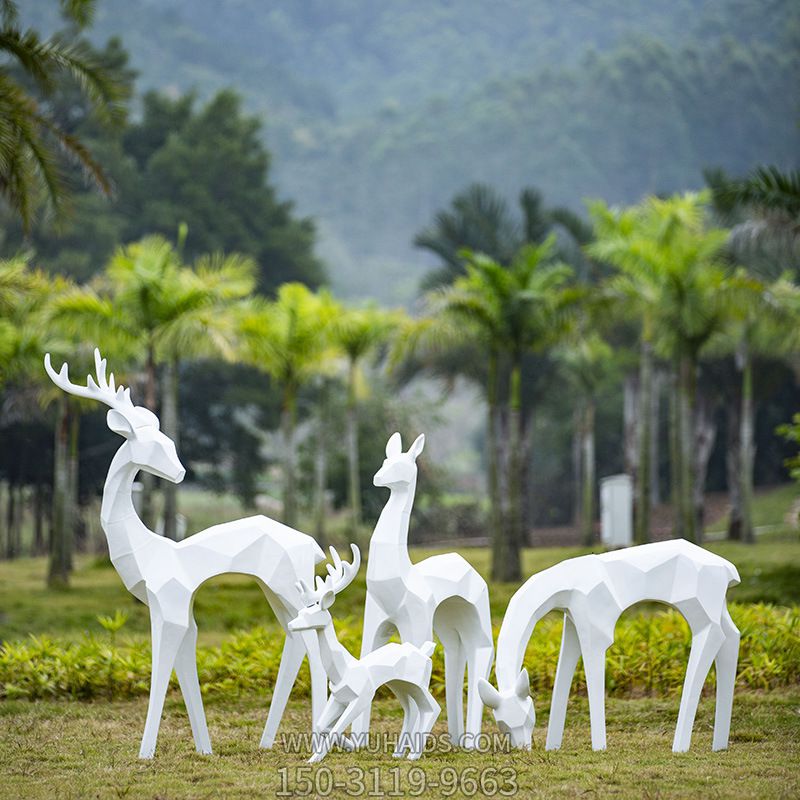 公园草坪抽象几何一家四口鹿雕塑