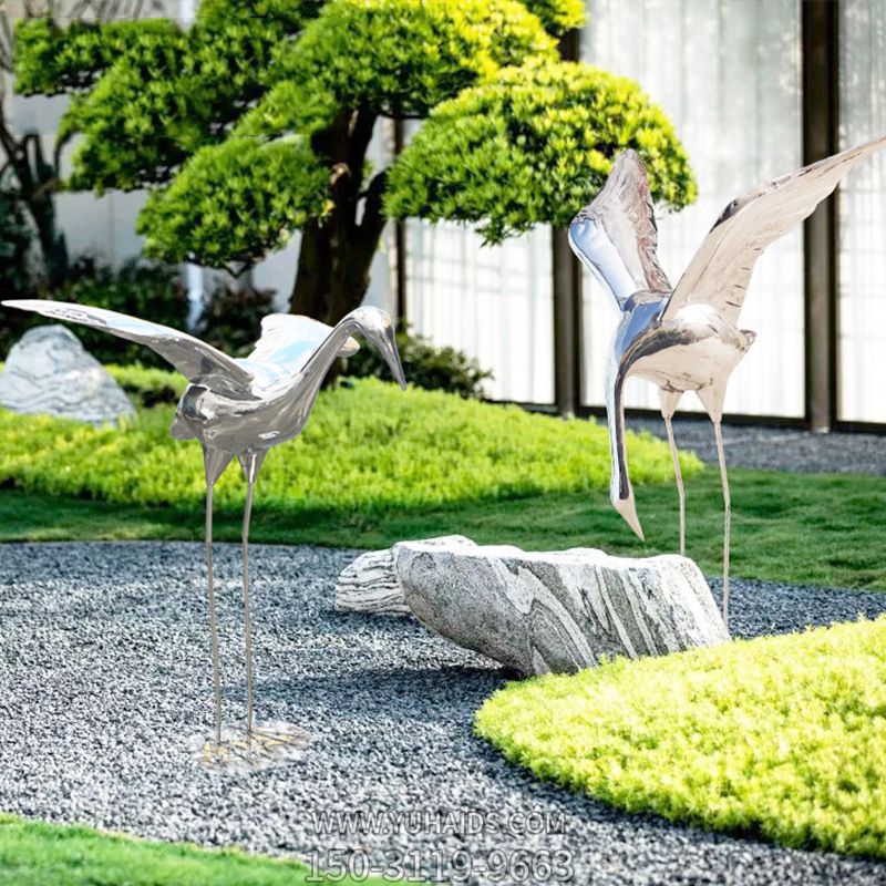 公园不锈钢镜面展翅飞翔的仙鹤雕塑