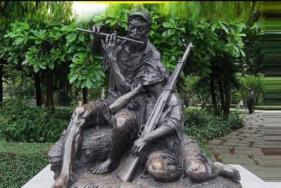 景区坐着吹笛子的战士红军雕塑