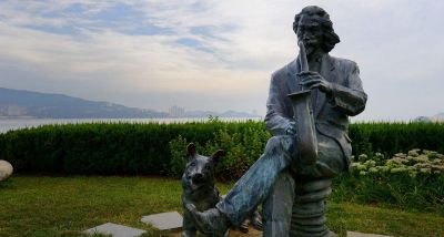 公园广场创意不锈钢仿铜坐在男人身旁听音乐的狗雕塑