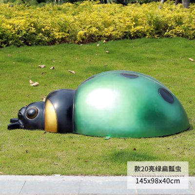 草地上摆放的一只绿色玻璃钢喷漆瓢虫雕塑