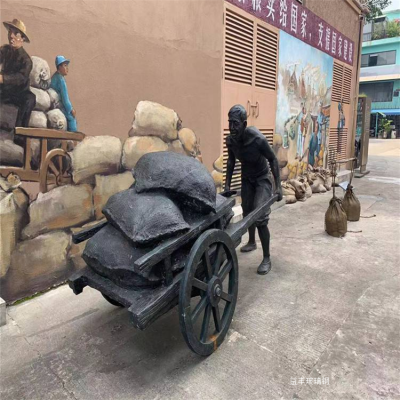 推麻袋干活的人物铜雕