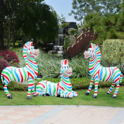 公园里摆放的三只开心玻璃钢彩绘斑马雕塑