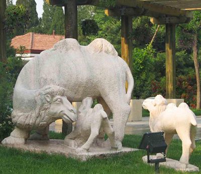 公园里摆放的喂奶的砂岩石雕创意骆驼雕塑