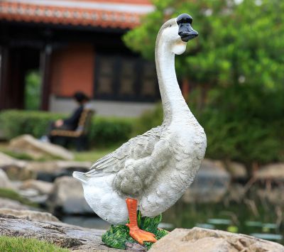 乡村路上行走的玻璃钢材质天鹅雕塑