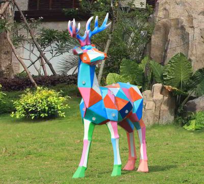 公园玻璃钢彩绘扭头 的鹿雕塑