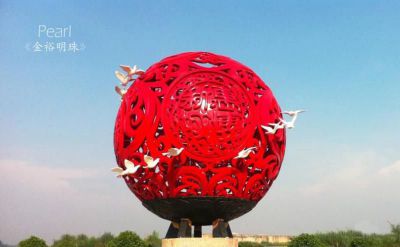 广场城市不锈钢鸽子环绕红色镂空球雕塑