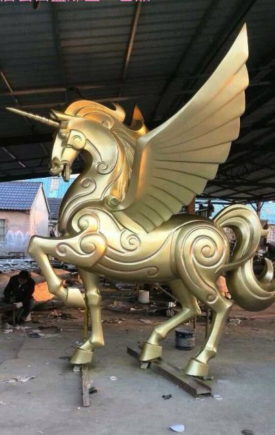 商场里摆放的金色的玻璃钢创意飞马雕塑
