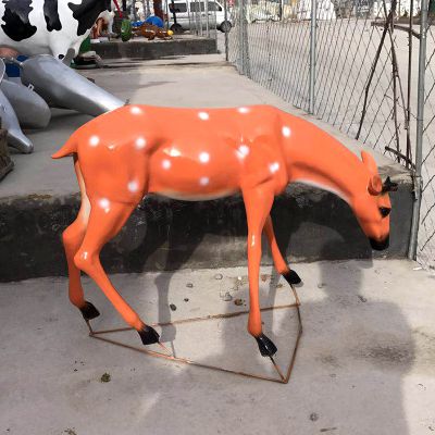 玻璃钢彩绘低头觅食的梅花鹿雕塑