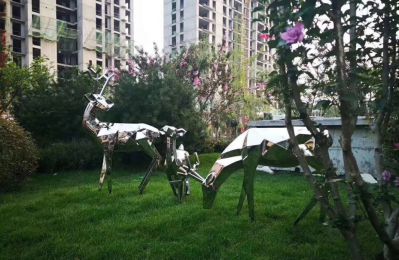 公园草坪不锈钢镜面一群散步的梅花鹿雕塑