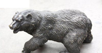 公园里街道上摆放的歪头做旧北极熊雕塑