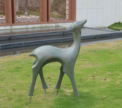 公园草坪创意抽象鹿雕塑