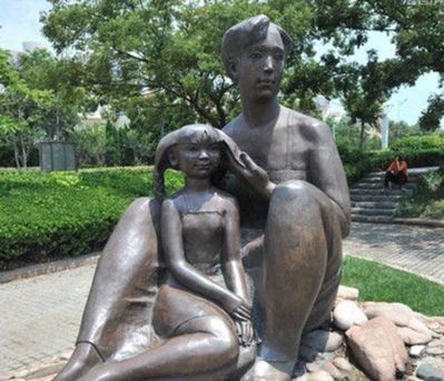 广场公园抽象铜雕母女雕塑