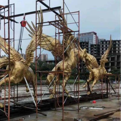 金色马群，带翅膀的飞马雕塑