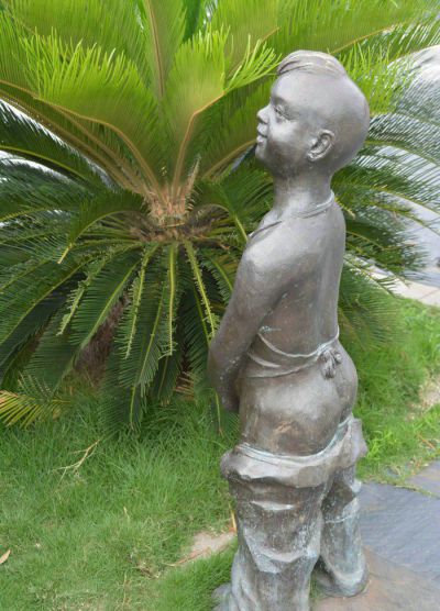 景区创意铜雕撒尿的小男孩儿童雕塑