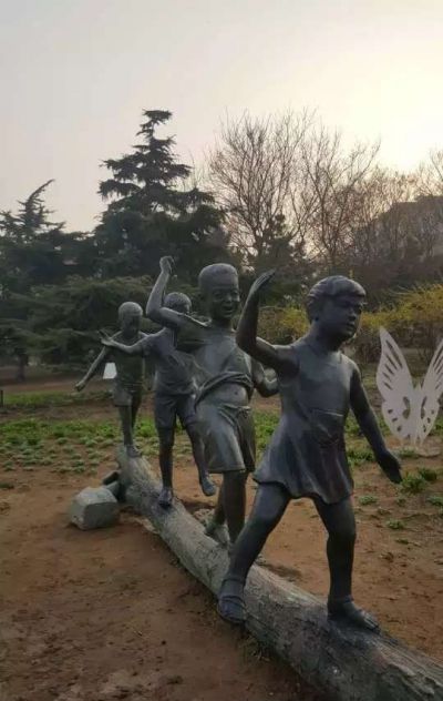景区公园铜雕玩走独木桥儿童雕塑