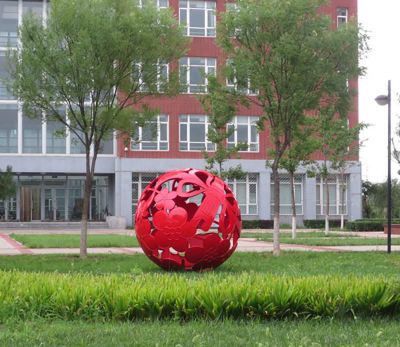 公园创意草坪玻璃钢抽象镂空球雕塑