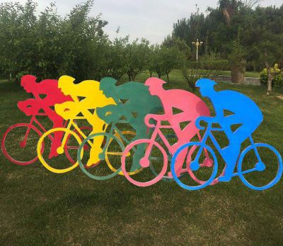 抽象骑自行车公园雕塑