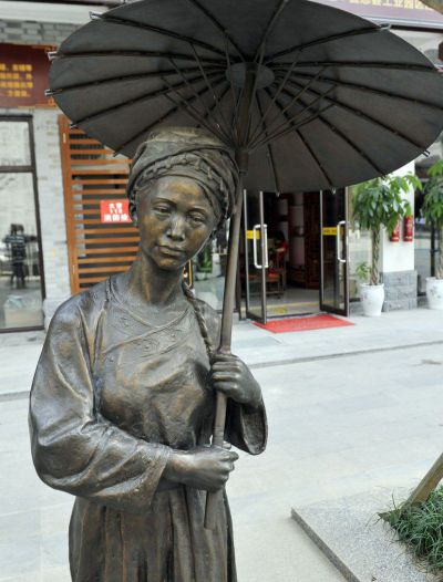 步行街打伞的少数民族人物铜雕女人雕塑