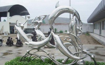 游乐园一群活跃的不锈钢海豚雕塑