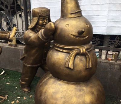 景区铜雕戴帽子堆雪人的儿童雕塑