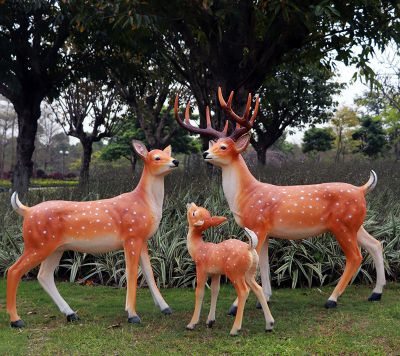 公园景区玻璃钢彩绘三只梅花鹿雕塑