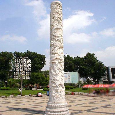 城市广场中心摆放汉白玉石雕盘龙柱