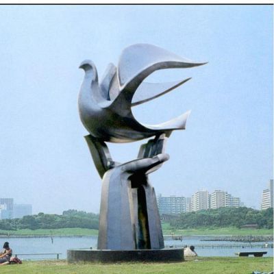 公园不锈钢镜面双手托和平鸽动物抽象景观雕塑