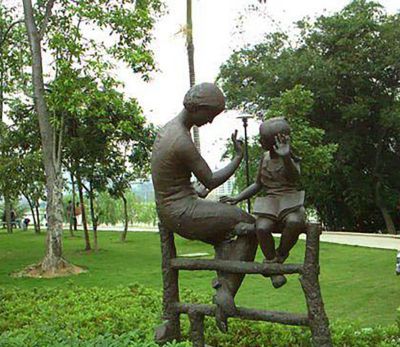 公园栏杆上休息的铜雕母女雕塑