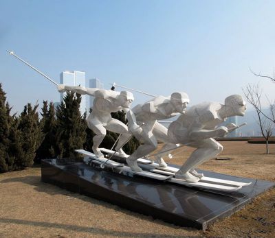 学院操场摆放不锈钢人物滑雪雕塑