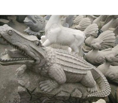 公园摆放的趴着的青石石雕创意鳄鱼雕塑