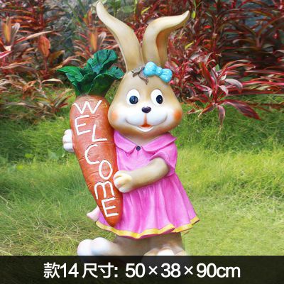 商店门口摆放一只欢迎光临兔子雕塑