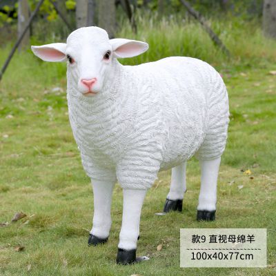 草坪上一只母羊玻璃钢仿真绵羊雕塑