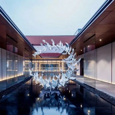 酒店池塘中的圆环鸽子雕塑