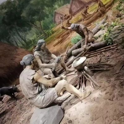 景点展厅摆放玻璃钢原始人做饭生活场景雕塑
