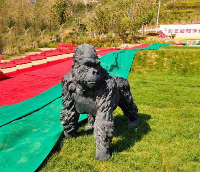 景区草坪大型大型仿真动物行走的猩猩雕塑
