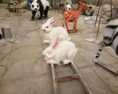 儿童游乐园摆放玻璃钢卡通仿真兔子雕塑