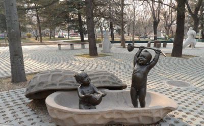 景区创意铜雕坐着花生壳里的儿童雕塑