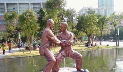 公园练太极拳的人物铸造红铜雕塑