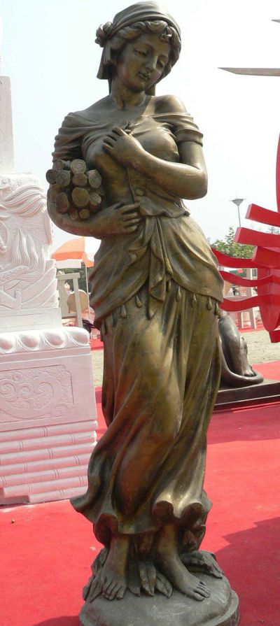 铜雕公园抱着柴火的西方女性雕塑